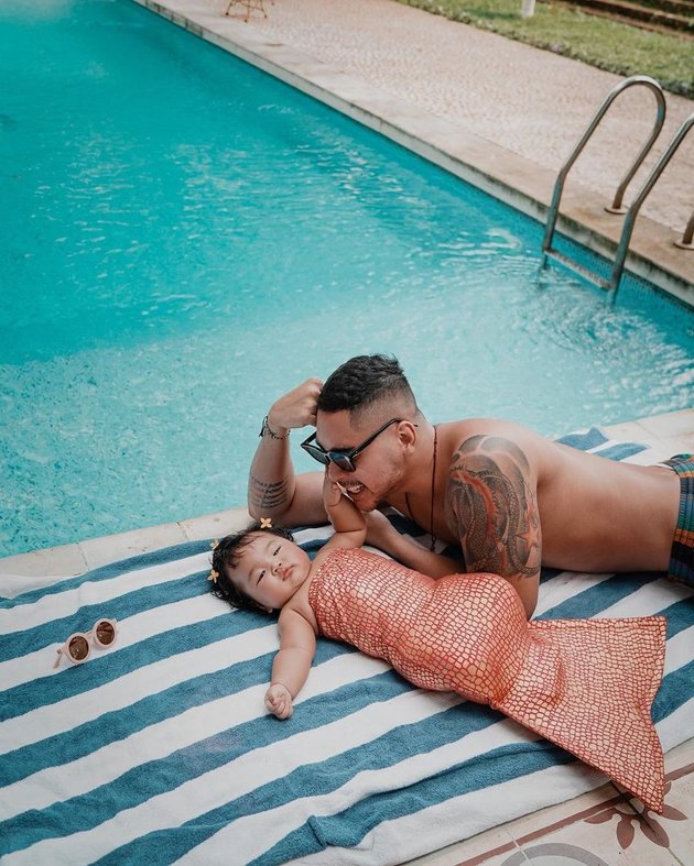 10 Photos of Krisjiana Baharudin, Siti Badriah's Younger Husband, Playing with Their Child, Exuding Hot Daddy Aura - Often Teased by Netizens
