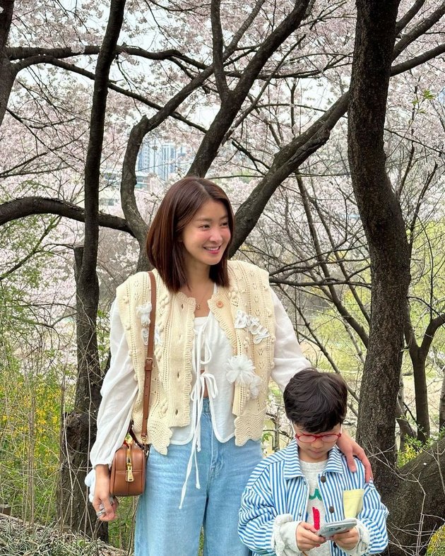 10 Pictures of Lee Si Young's 'Date' with Her Loved One, Sweet Farewell Before Months of Filming
