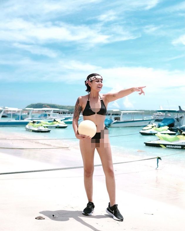 10 Photos of Awkarin's Vacation in Bali, Having Fun Jet Skiing and Posing in a Two-Piece Bikini