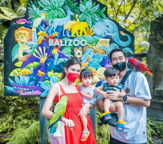 Syahnaz Sadiqah dan Jeje Govinda saat ini sedang menikmati liburan serunya di Bali. Nggak hanya berdua, pasangan ini juga mengajak serta kedua anak kembarnya, Zayn dan Zunaira.