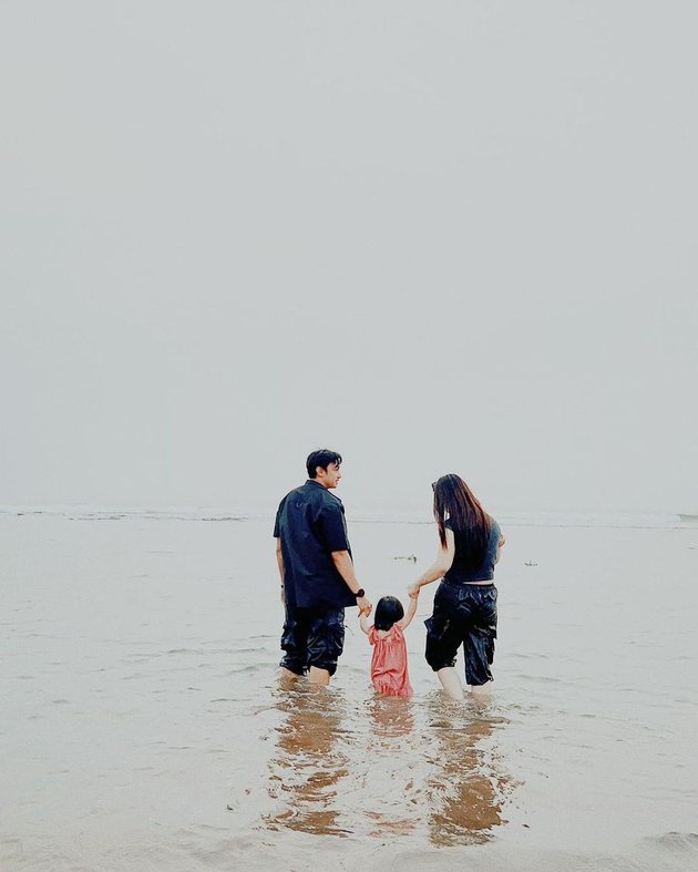 10 Pictures of Felicya Angelista and Caesar Hito's Vacation Inviting Their Children to Play at the Beach, Such a Family Cemara!