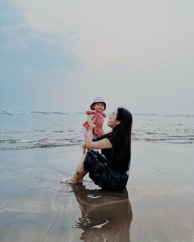 10 Pictures of Felicya Angelista and Caesar Hito's Vacation Inviting Their Children to Play at the Beach, Such a Family Cemara!