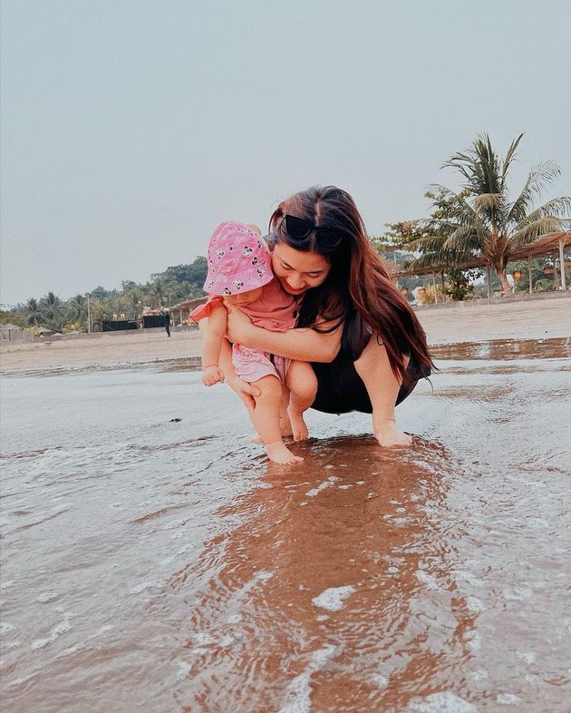 10 Pictures of Felicya Angelista and Caesar Hito's Vacation Inviting Their Children to Play at the Beach, Such a Family Cemara!