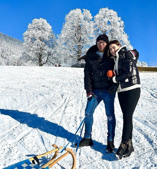 10 Family Vacation Photos of Sammy Simorangkir in Switzerland, Baby Elhanan's Cold-Resistant Attraction - Full Smile Playing in the Snow