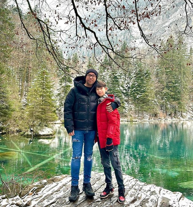 10 Family Vacation Photos of Sammy Simorangkir in Switzerland, Baby Elhanan's Cold-Resistant Attraction - Full Smile Playing in the Snow