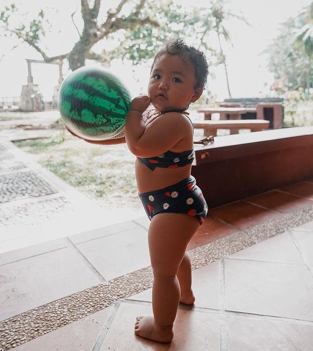 10 Pictures of Siti Badriah's Family Vacation to the Beach, Xarena's Cuteness in a Bikini Steals the Show - Krisjiana Praised for Being a Hot Daddy