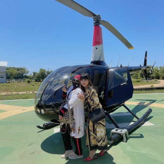 10 Portraits of Rohimah's Luxury Vacation, Former Wife of Kiwil, Riding a Helicopter and Being Intimate with a Man