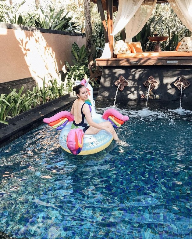 10 Photos of Momo Geisha's Vacation in Bali, Riding a Private Jet - Confidently Wearing a Bikini and Showing off Her Smooth Back