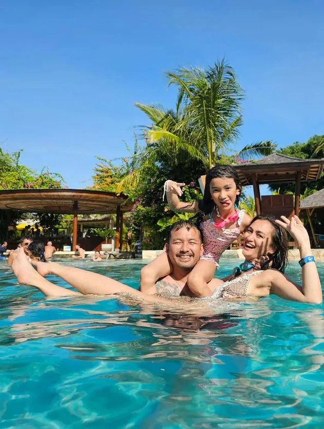 Potret liburan Rio Dewanto bareng keluarga