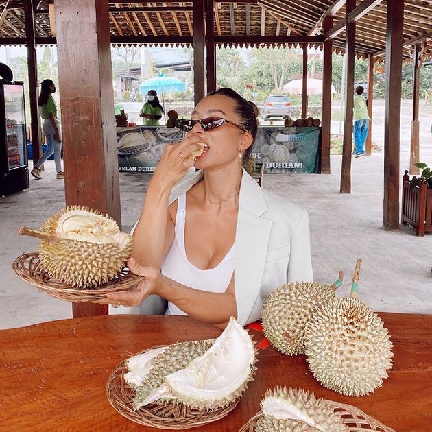 10 Fun Vacation Photos of Jennifer Bachdim in Jogja, Visiting Taman Sari and Eating Durian