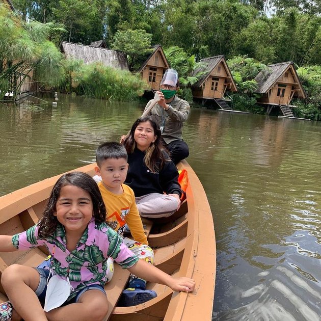 10 Fun Family Vacation Photos of Meisya Siregar, Enjoying the Natural Atmosphere on a Boat - Harmonious Photos with Her Child