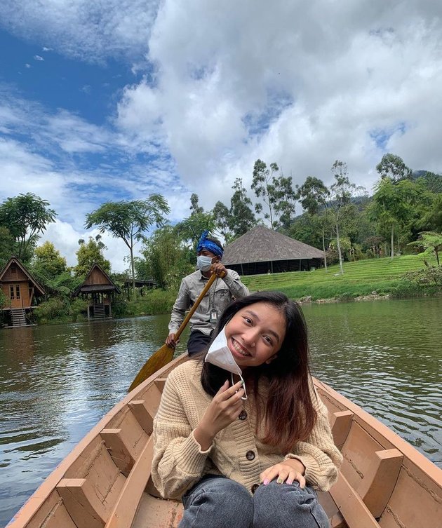 10 Fun Family Vacation Photos of Meisya Siregar, Enjoying the Natural Atmosphere on a Boat - Harmonious Photos with Her Child