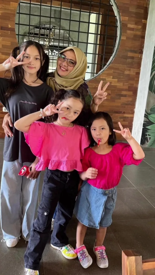 Liburan Ussy Sulistiawaty dan Andhika Pratama