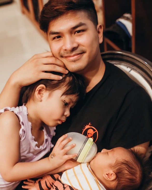 10 Cute Photos of Nastusha Helping Chelsea Olivia and Glenn Alinskie Take Care of Their Baby, So Protective!