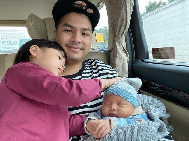 10 Cute Photos of Nastusha Helping Chelsea Olivia and Glenn Alinskie Take Care of Their Baby, So Protective!