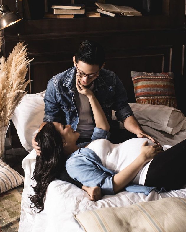 10 Sweet Portraits of Yuanita Christiani and Her Husband's Maternity Shoot, Embracing and Kissing Tenderly - Eagerly Awaiting the Arrival of Baby A