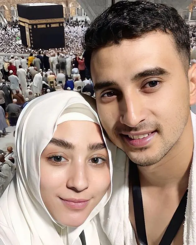 Pada bulan Desember 2022 lalu, Margin Wieheerm dan Ali Syakieb menjalani umroh bersama keluarga, termasuk si kecil Guzel.
