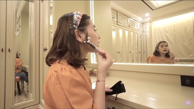 10 Portraits of Prilly Latuconsina's Makeup Table, The Mirror is Huge and Has Dozens of Lipsticks