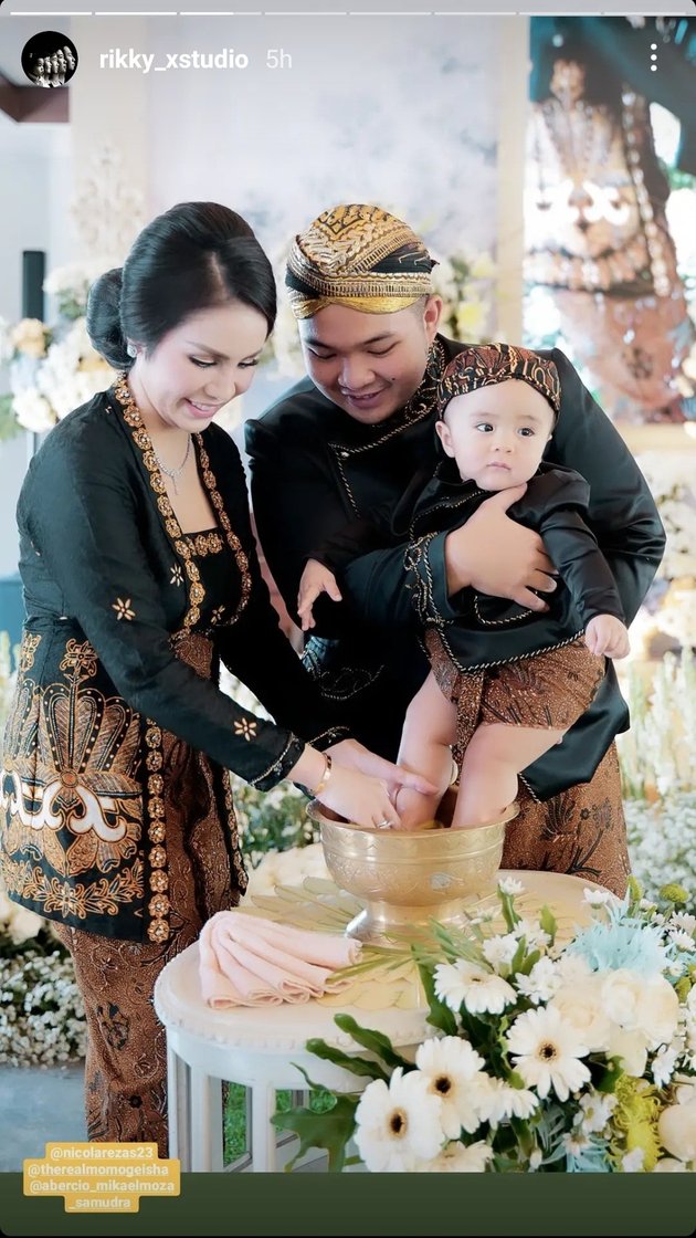 10 Photos of the Festive Tedak Siten of Baby Abe, the Youngest Son of Momo Geisha, Adorable in Javanese Traditional Attire - Choosing a Ball When Entering the Cage