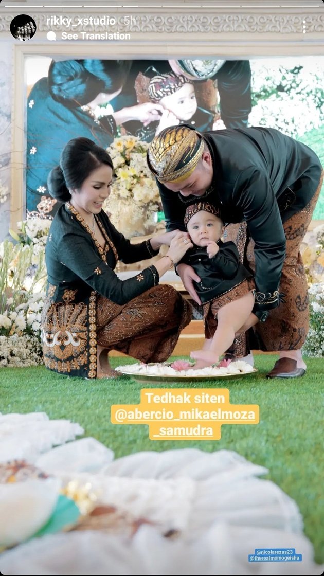 10 Photos of the Festive Tedak Siten of Baby Abe, the Youngest Son of Momo Geisha, Adorable in Javanese Traditional Attire - Choosing a Ball When Entering the Cage