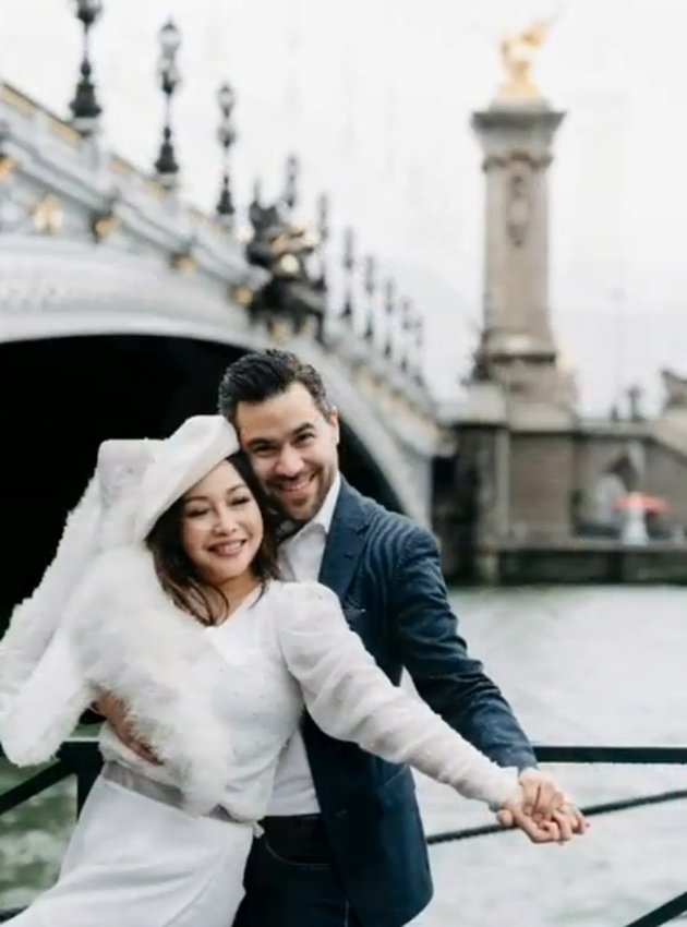 10 Sweet Photos of Chef Marinka with a Handsome Foreign Guy in Paris, Prewedding?