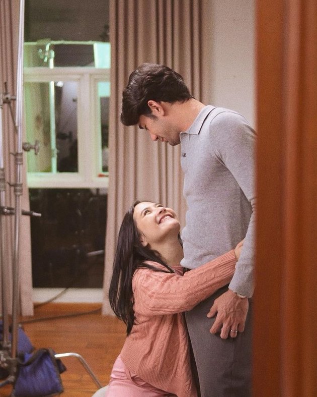 10 Intimate Moments of Prilly Latuconsina and Reza Rahadian Hugging and Kissing, Hoped to Get Married in the Real World