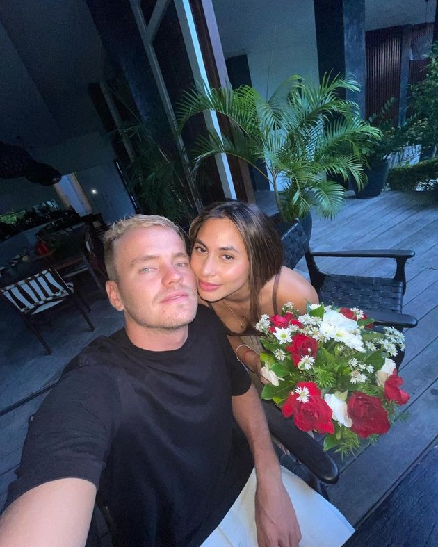 10 Intimate Portraits of Valerie Thomas with Her Lover in Bali, Romantic Kisses Making Netizens Heartbroken
