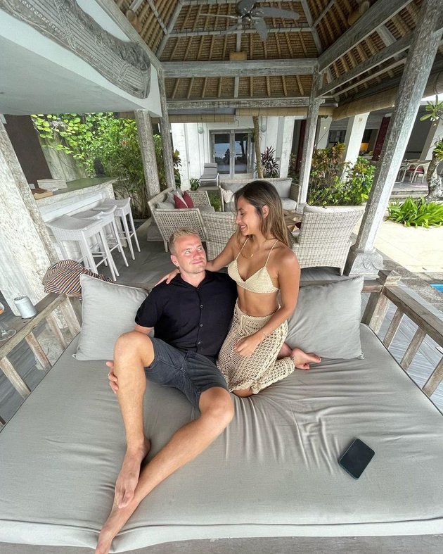 10 Intimate Portraits of Valerie Thomas with Her Lover in Bali, Romantic Kisses Making Netizens Heartbroken