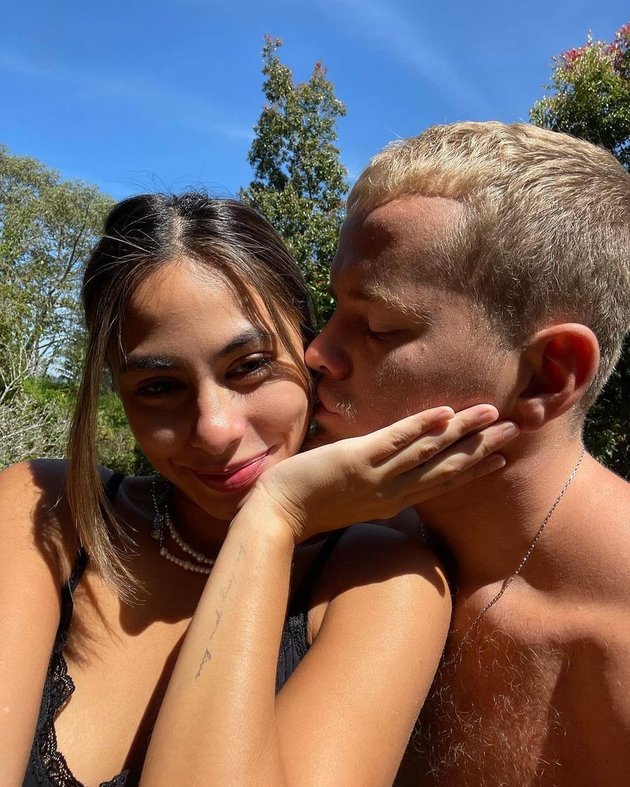 10 Intimate Portraits of Valerie Thomas with Her Lover in Bali, Romantic Kisses Making Netizens Heartbroken