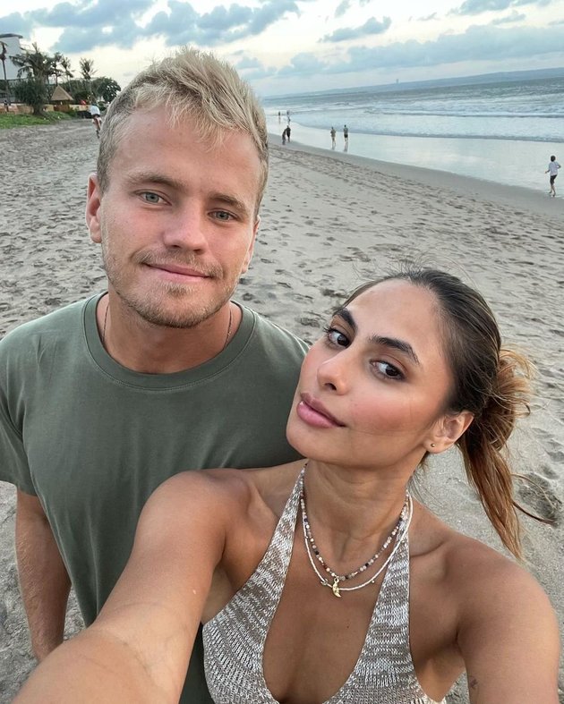 10 Intimate Portraits of Valerie Thomas with Her Lover in Bali, Romantic Kisses Making Netizens Heartbroken