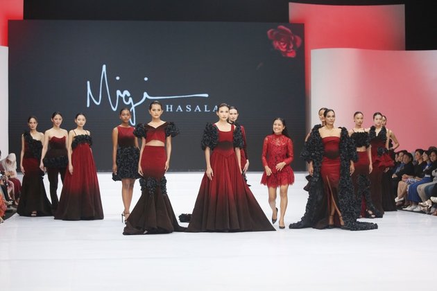 10 Potret Migi Rihasalay Showcasing the Latest Collection 'Black Rose' at IFW 2024, Prepared in Just 3 Weeks