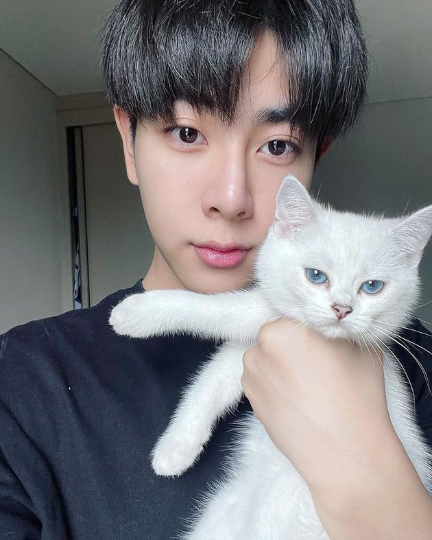 10 Photos of Mix Sahaphap, Handsome Thai Actor and Future Veterinarian with K-Pop Idol-like Visual!