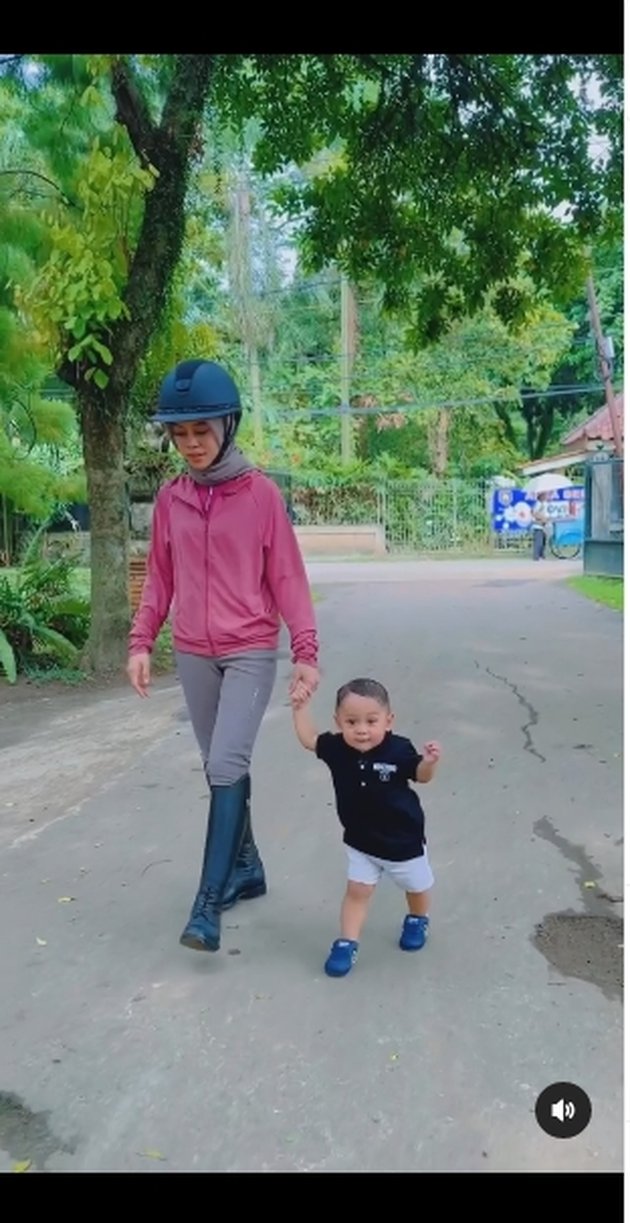 10 Moments of Lesti with Her Baby L Horseback Riding, Baby L's Handsomeness Captures Attention - So Adorable