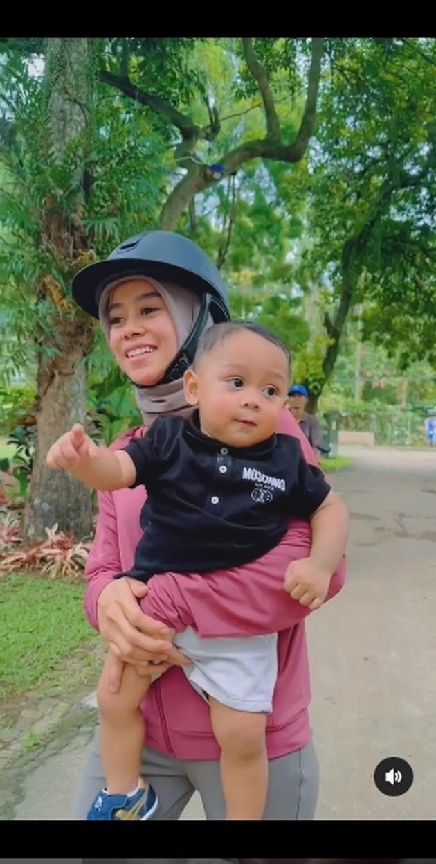 10 Moments of Lesti with Her Baby L Horseback Riding, Baby L's Handsomeness Captures Attention - So Adorable