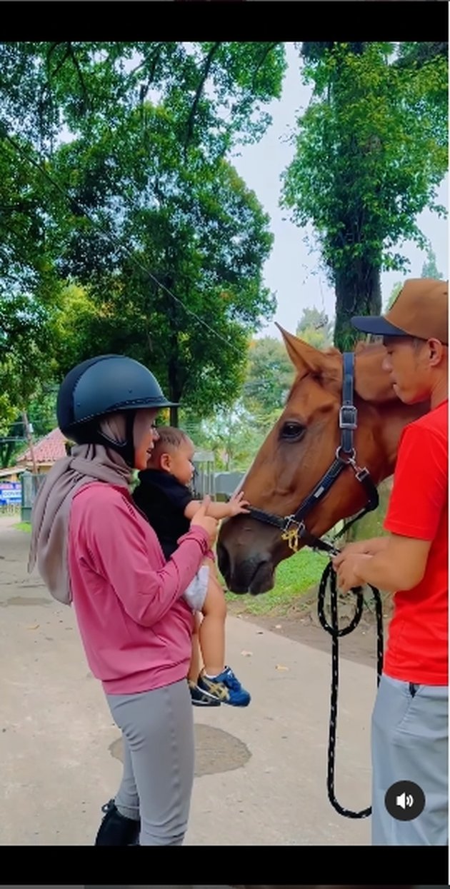 10 Moments of Lesti with Her Baby L Horseback Riding, Baby L's Handsomeness Captures Attention - So Adorable