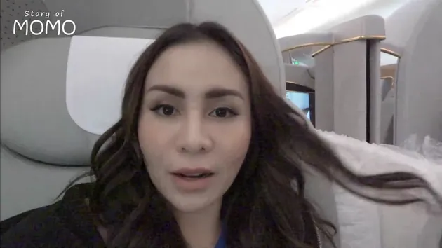 Momo Geisha Ajak Suster Naik Pesawat First Class