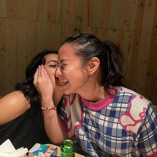 10 Photos of Nadine Waworuntu Kissing Her Female Friend on Her Birthday, Previously Made a Stir for Kissing Verrel Bramasta