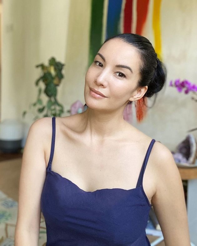10 Portraits of Nadya Hutagalung who Still Looks Beautiful and Ageless at Almost Half a Century Old