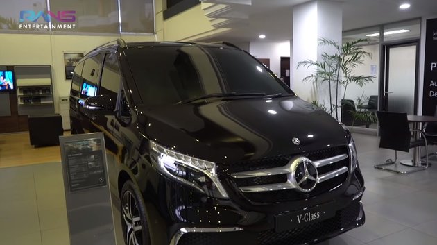 Gigi pun membelikan Raffi Ahmad mobil Mercedes Benz v260 yang harganya ditaksir sekitar Rp 1,4 miliar.