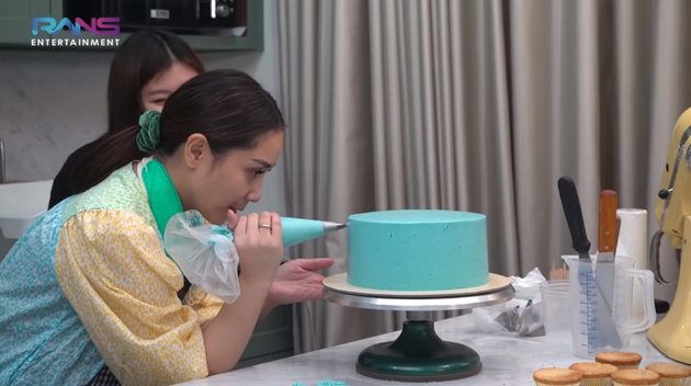 10 Photos of Nagita Slavina Making Birthday Cake for Raffi Ahmad, Inviting Professional Chef from the Favorite Bakery Shop