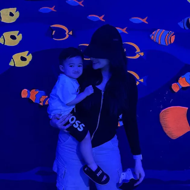 Nathalie Holscher liburan