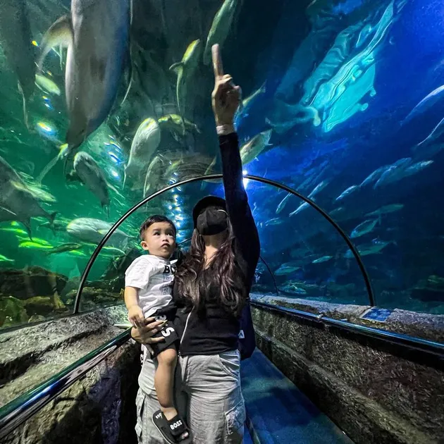 Nathalie Holscher liburan