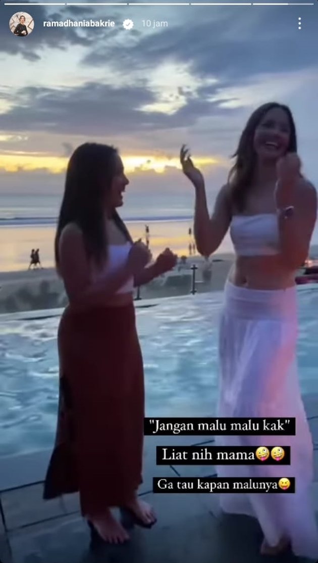 10 Photos of Nia Ramadhani Dancing at the Beach Club While Showing Off Her Flat Stomach, Inviting Her Shy Child - Unfazed by Criticism of Her Open Clothing Post-Umrah