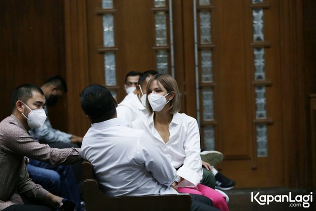 10 Portraits of Nia Ramadhani Attending the Continued Trial of Drug Case, Revealing the Reason for Using Methamphetamine - Stressed for Not Having a Friend to Confide in Since the Departure of Her Father