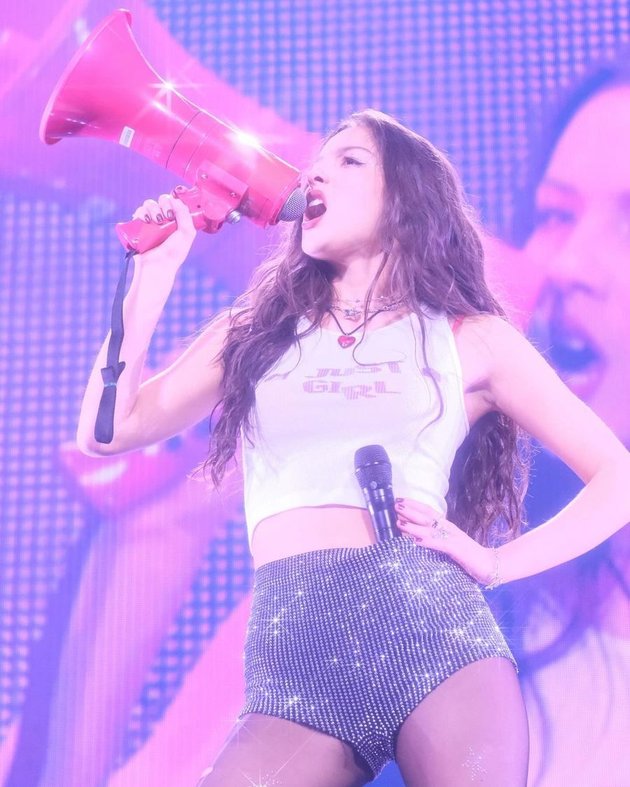 10 Portraits of Olivia Rodrigo Successfully Holding the First Show 'GUTS World Tour' - Louis Partridge Bucin Gives Support