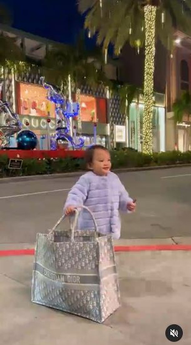 10 Potret OOTD Claire Putri Sandy Aulia in America, Beautiful Baby in Luxury Style - Adorable Carrying an Oversized Dior Bag