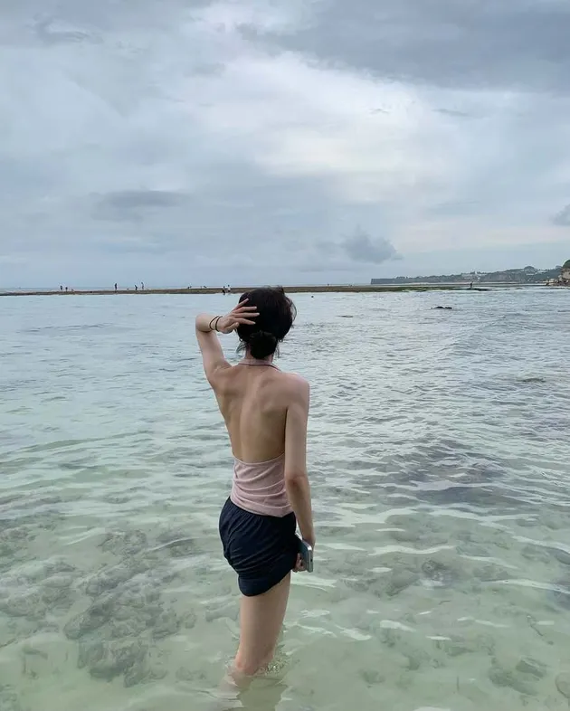 Potret Park Gyu Young saat liburan di Bali