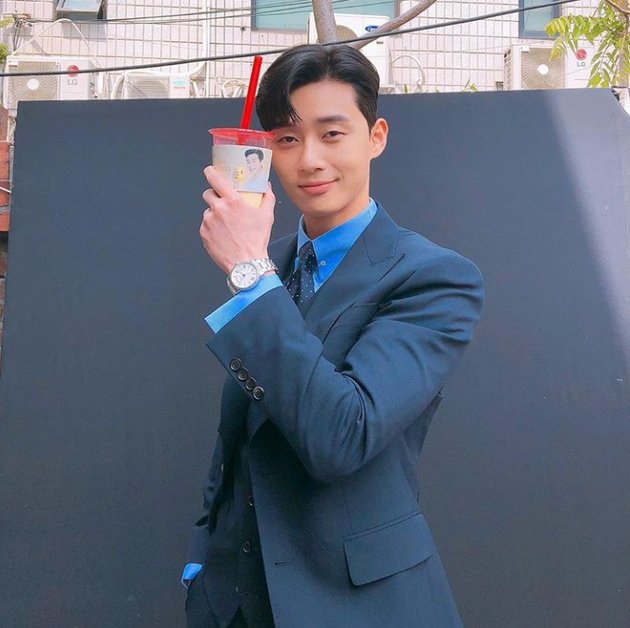 10 Portraits of Park Seo Joon Wearing a Neat Suit, Rich Man's Aura Abounds!