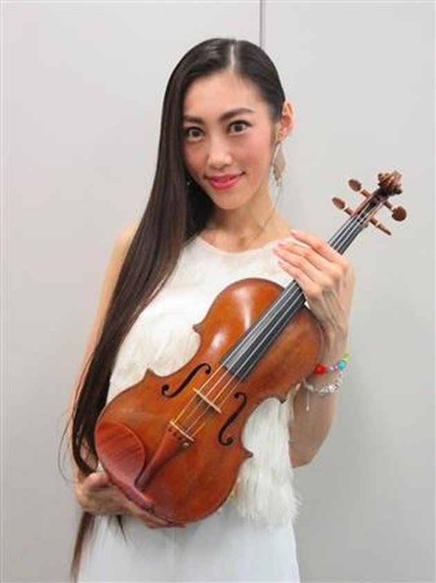 10 Portraits of Violinist Mayuko Suenobu Rumored to be Yuzuru Hanyu's Wife, Once Performed Together - 8 Years Older