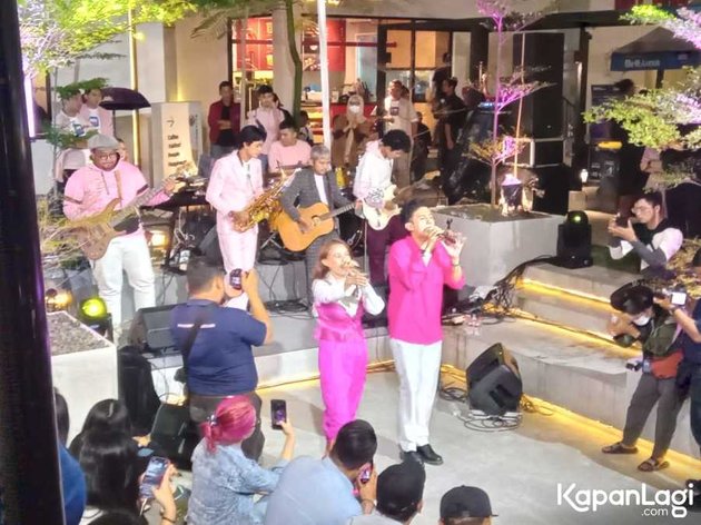 Setelah konser di Malang, Indra Widjaya & Dinda akan mengadakan tur Hari Merah Jambu di kota-kota lainnya, bersama sejumlah musisi dengan tema lagu seirama.